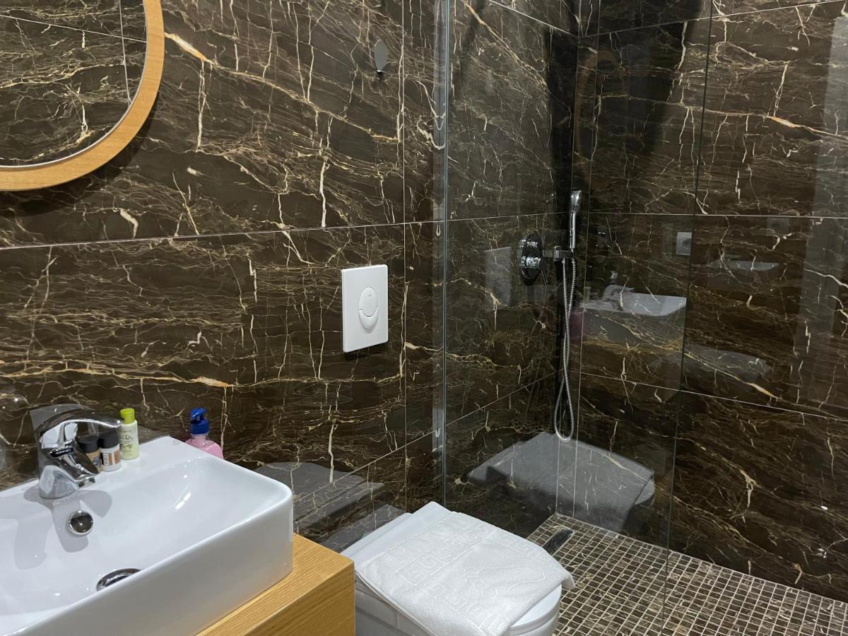 Andys Rooms Hotel Tirana Exterior photo